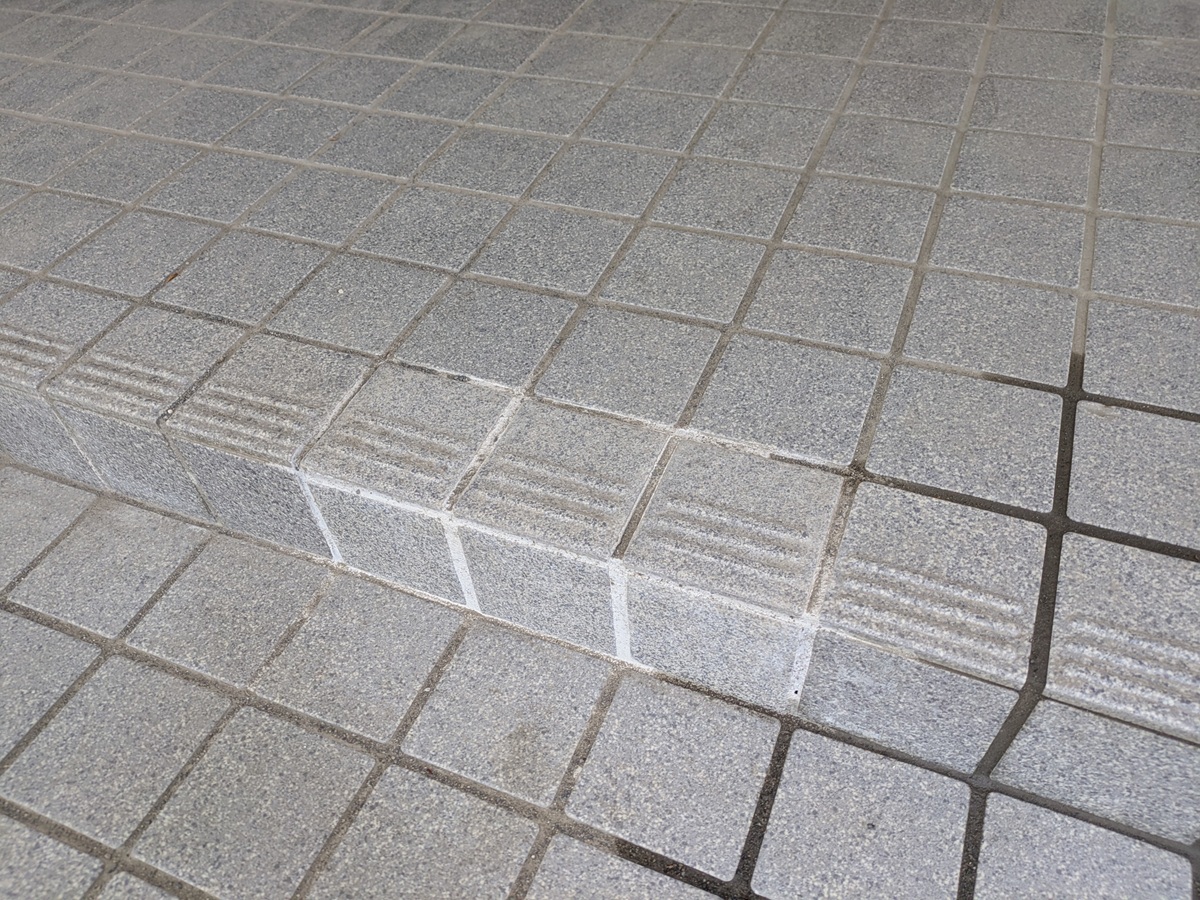 I様エントランスタイル修繕工事のアイキャッチ画像